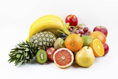 beyaz zemin üzerine taze meyve