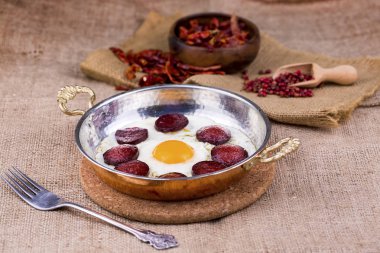 Lida Yumurta (Türk sosis ve sahanda yumurta)