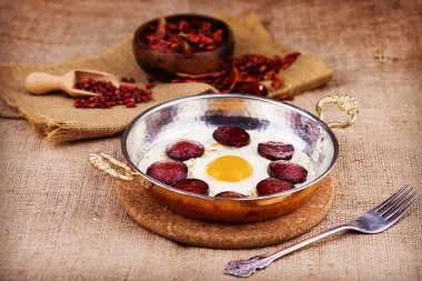 Lida Yumurta (Türk sosis ve sahanda yumurta)