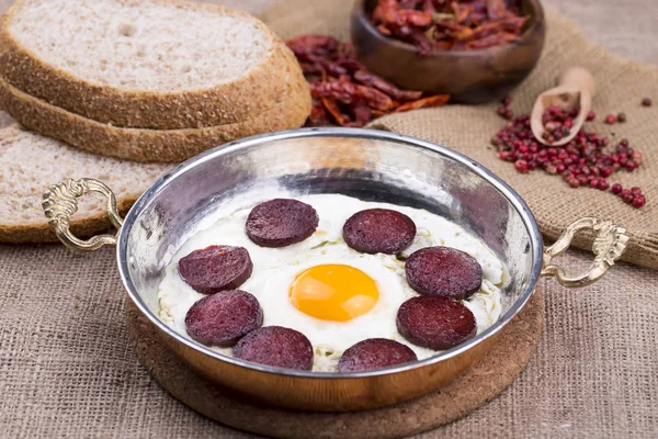 Sucuklu Yumurta Salchichas Turcas Huevos Fritos — Foto de Stock