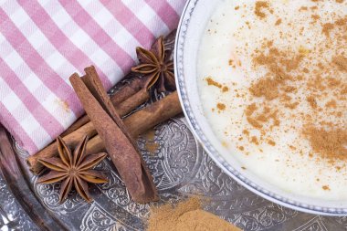 Geleneksel Türk tatlı; pirinç Sütlaç (sutlac)