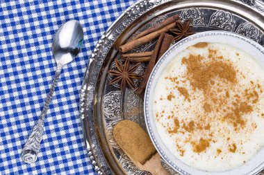 Geleneksel Türk tatlı; pirinç Sütlaç (sutlac)