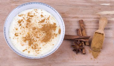 Geleneksel Türk tatlı; pirinç Sütlaç (sutlac)