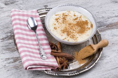 Geleneksel Türk tatlı; pirinç Sütlaç (sutlac)