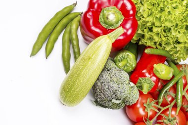 Beyaz arka plan üzerinde organik taze sebze