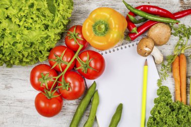 Beyaz arka plan üzerinde organik taze sebze