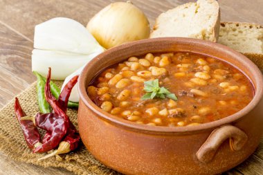 Sıcak bir domates soslu Türk fasulye güveç yemek; Kuru Fasulye.