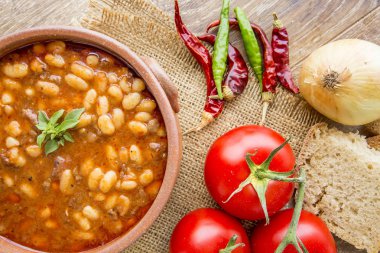 Sıcak bir domates soslu Türk fasulye güveç yemek; Kuru Fasulye.