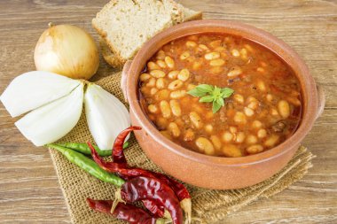 Sıcak bir domates soslu Türk fasulye güveç yemek; Kuru Fasulye.