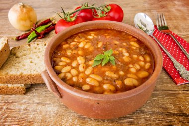 Sıcak bir domates soslu Türk fasulye güveç yemek; Kuru Fasulye.