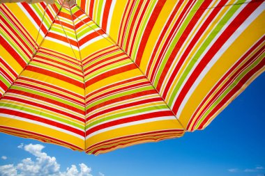 Sahildeki renkli şemsiyeyi kapat.