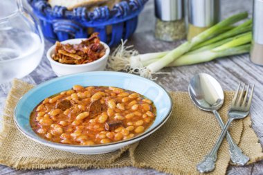 Sıcak bir domates soslu Türk fasulye güveç yemek; Kuru Fasulye.