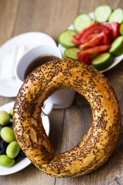 Çörek, peynir ve kahve ile taze sebzeler.