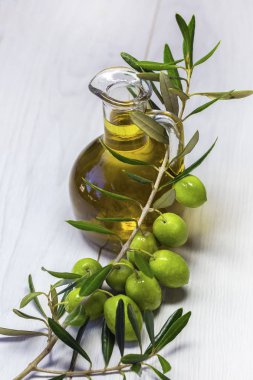 Beyaz arka planda cam şişede zeytinyağı