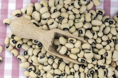 Masadaki tahta kaşıkta fasulye.