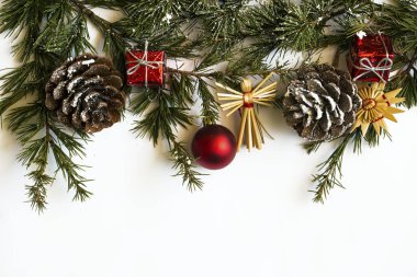 Beyaz arkaplanda köknar ağacı olan Noel süslemeleri