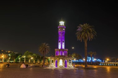 İzmir, Türkiye - 22 Mayıs 2018: İzmir Konak Meydanı Eski saat kulesi gece manzarası.