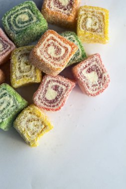 beyaz zemin üzerine Türk lokumu