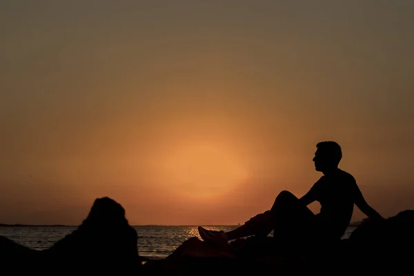 Silhouette Eines Mannes Der Bei Sonnenuntergang Strand Sitzt — Stockfoto