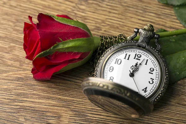 Vintage Clock Red Rose —  Fotos de Stock