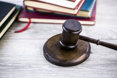 Tahta masadaki yargıç tokmağı.