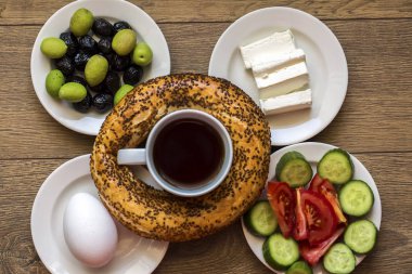 Simitli taze sebzeler, haşlanmış yumurta, peynir ve kahve.