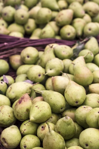 Fresh Ripe Pears Baskets — Stockfoto