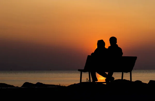 Paar Strand Bei Sonnenuntergang — Stockfoto