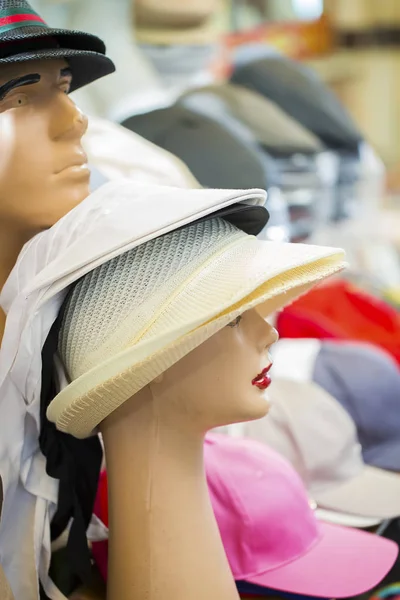 Maniquíes Con Sombreros Tienda — Foto de Stock