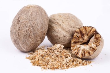 Küçük Hindistan cevizi baharat beyaz arka plan üzerinde izole