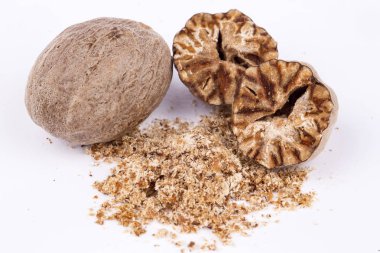 Küçük Hindistan cevizi baharat beyaz arka plan üzerinde izole