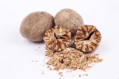 Küçük Hindistan cevizi baharat beyaz arka plan üzerinde izole