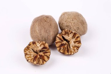 Küçük Hindistan cevizi baharat beyaz arka plan üzerinde izole