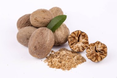 Küçük Hindistan cevizi baharat beyaz arka plan üzerinde izole