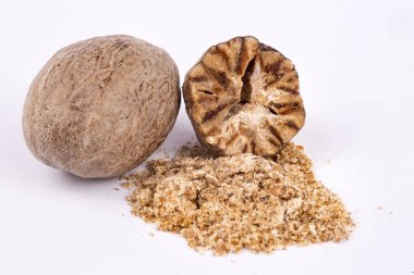 Küçük Hindistan cevizi baharat beyaz arka plan üzerinde izole