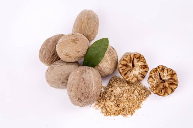 Küçük Hindistan cevizi baharat beyaz arka plan üzerinde izole