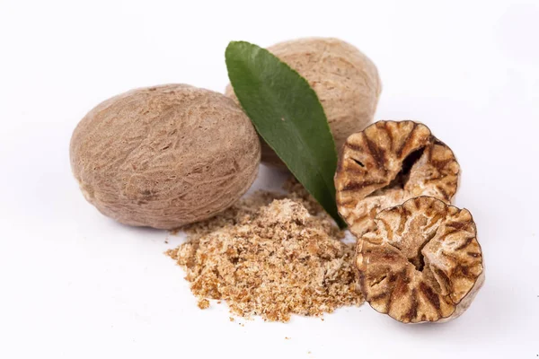 Küçük Hindistan cevizi baharat beyaz arka plan üzerinde izole