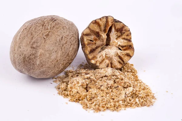 Küçük Hindistan cevizi baharat beyaz arka plan üzerinde izole