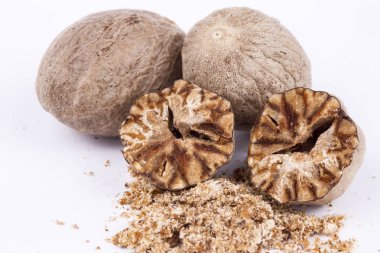 Küçük Hindistan cevizi baharat beyaz arka plan üzerinde izole