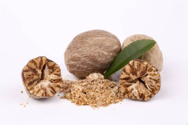 Küçük Hindistan cevizi baharat beyaz arka plan üzerinde izole