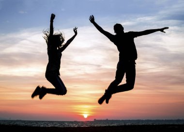 Gün batımı genç çift görünümünü