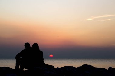 Gün batımı genç çift görünümünü