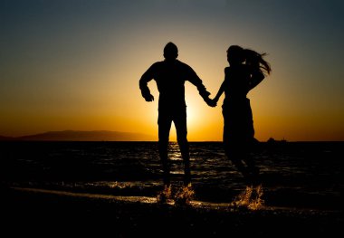 Gün batımı genç çift görünümünü