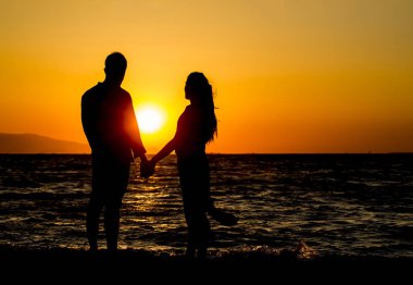 Gün batımı genç çift görünümünü