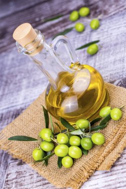 Yeşil zeytin ve zeytinyağı arka planda