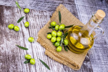 Yeşil zeytin ve zeytinyağı arka planda