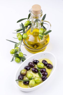 Yeşil zeytin ve zeytinyağı arka planda