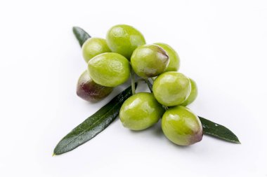 Beyaz arka planda yeşil taze zeytin