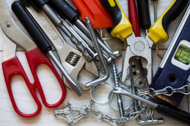 Araçlar, beyaz arka plan üzerinde izole birçok araç kümesi.