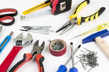 Araçlar, beyaz arka plan üzerinde izole birçok araç kümesi.